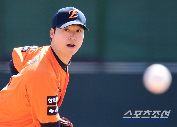 The ball is dancing. 44 balls in five innings is enough. 7.8 billion FA's perfect pitching, Um Sang-baek cleared 5 innings in the second exhibition game (Busan site)