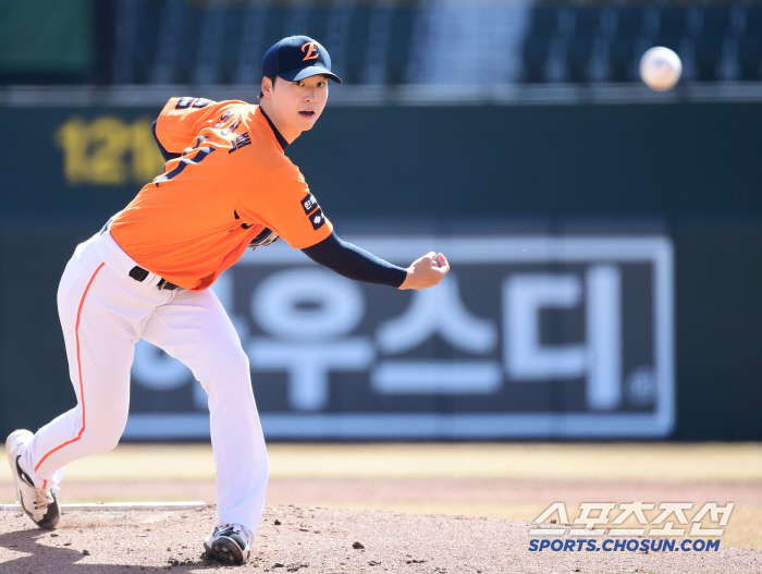 The ball is dancing. 44 balls in five innings is enough. 7.8 billion FA's perfect pitching, Um Sang-baek cleared 5 innings in the second exhibition game (Busan site)