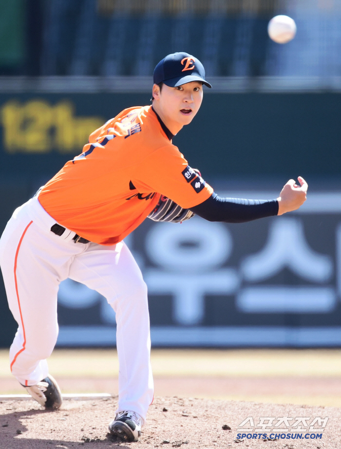 The ball is dancing. 44 balls in five innings is enough. 7.8 billion FA's perfect pitching, Um Sang-baek cleared 5 innings in the second exhibition game (Busan site)