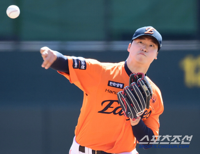 The ball is dancing. 44 balls in five innings is enough. 7.8 billion FA's perfect pitching, Um Sang-baek cleared 5 innings in the second exhibition game (Busan site)