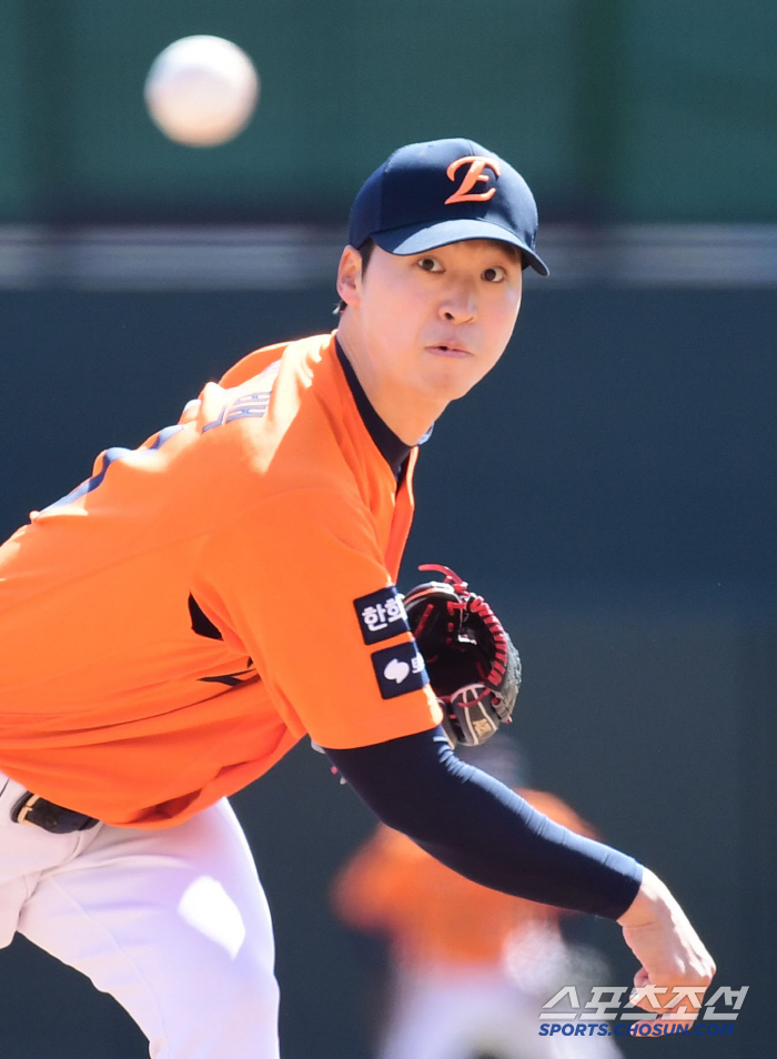 The ball is dancing. 44 balls in five innings is enough. 7.8 billion FA's perfect pitching, Um Sang-baek cleared 5 innings in the second exhibition game (Busan site)