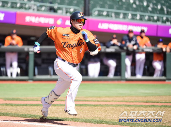 The ball is dancing. 44 balls in five innings is enough. 7.8 billion FA's perfect pitching, Um Sang-baek cleared 5 innings in the second exhibition game (Busan site)