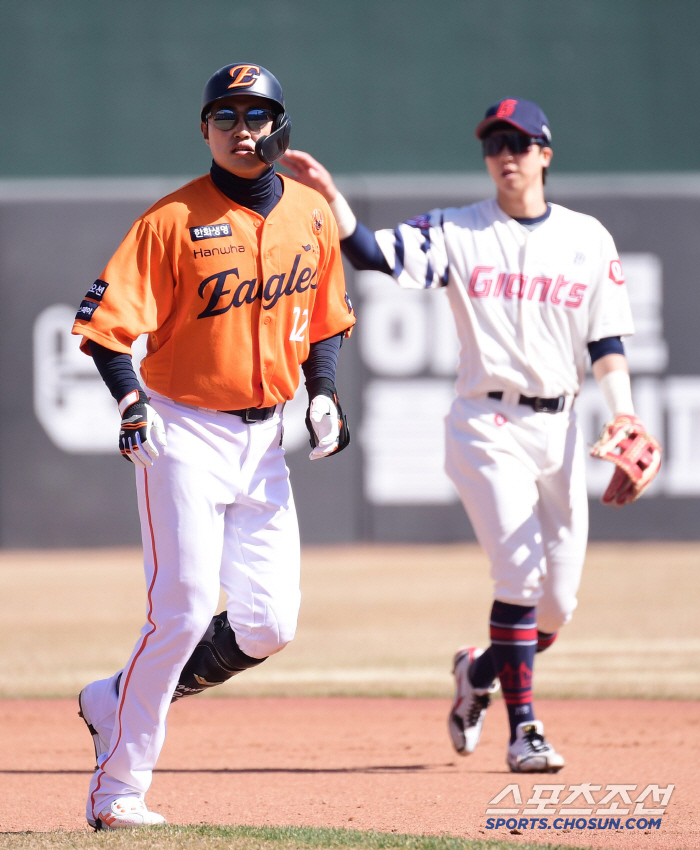 The ball is dancing. 44 balls in five innings is enough. 7.8 billion FA's perfect pitching, Um Sang-baek cleared 5 innings in the second exhibition game (Busan site)