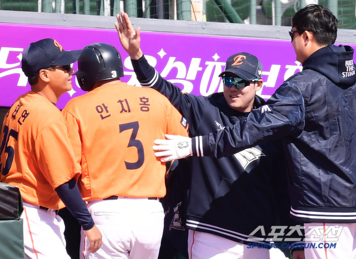 The ball is dancing. 44 balls in five innings is enough. 7.8 billion FA's perfect pitching, Um Sang-baek cleared 5 innings in the second exhibition game (Busan site)