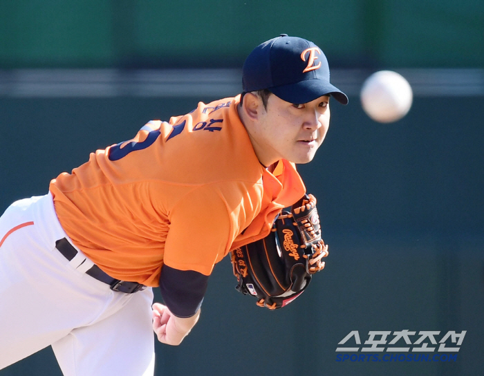 The ball is dancing. 44 balls in five innings is enough. 7.8 billion FA's perfect pitching, Um Sang-baek cleared 5 innings in the second exhibition game (Busan site)