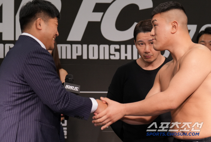 Kwon A-sol's surprise match in a suit, the best scene of all time. Instead of Kim Tae-in, a heavyweight match was made with a Japanese player. Yang Ji-yong will face Nandin Erdene instead of Park Si-won (Road FC site)