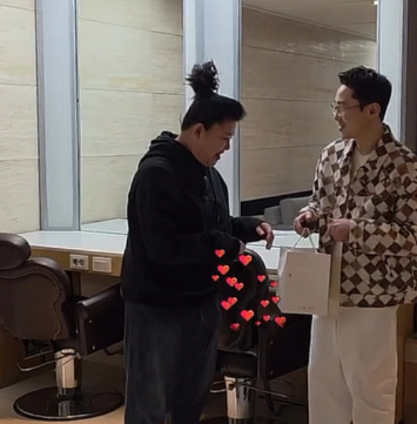 Lee Young-ja ♥ Hwang Dong-ju caught the White Day meeting..Take care of the surprise