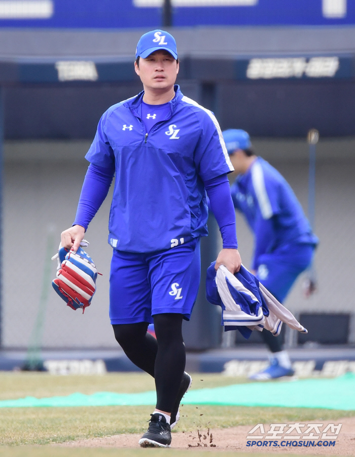 Legend Oh Seung-hwan, who has an ERA of 27 points over the years, runs and throws more than others (Gwangju Field)