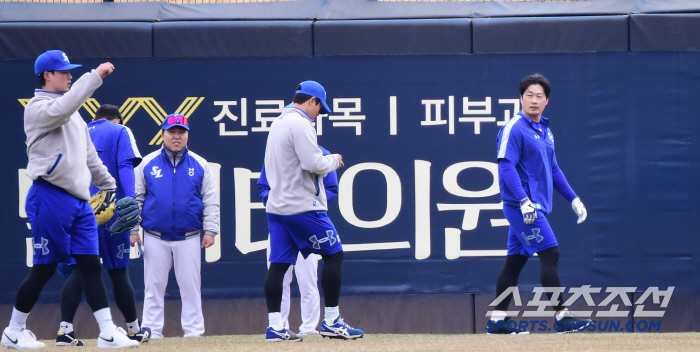 Legend Oh Seung-hwan, who has an ERA of 27 points over the years, runs and throws more than others (Gwangju Field)