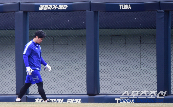 Legend Oh Seung-hwan, who has an ERA of 27 points over the years, runs and throws more than others (Gwangju Field)