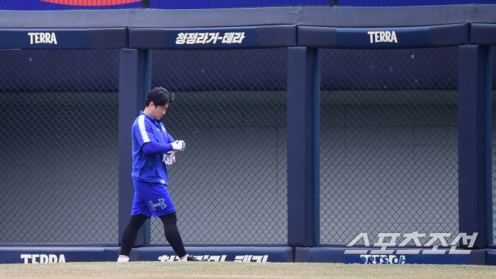 Legend Oh Seung-hwan, who has an ERA of 27 points over the years, runs and throws more than others (Gwangju Field)