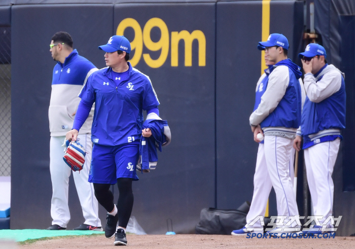 Legend Oh Seung-hwan, who has an ERA of 27 points over the years, runs and throws more than others (Gwangju Field)