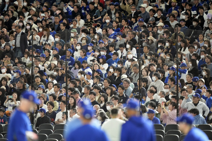 Ohtani fever even more than the Beatles, 200,000 people lined up to train, and ticket prices soared 10 times (Min Chang-ki's Japanese baseball)