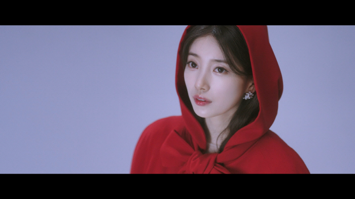 Suzy Transforms into Snow White in ‘Waiting On A Wish’ MV