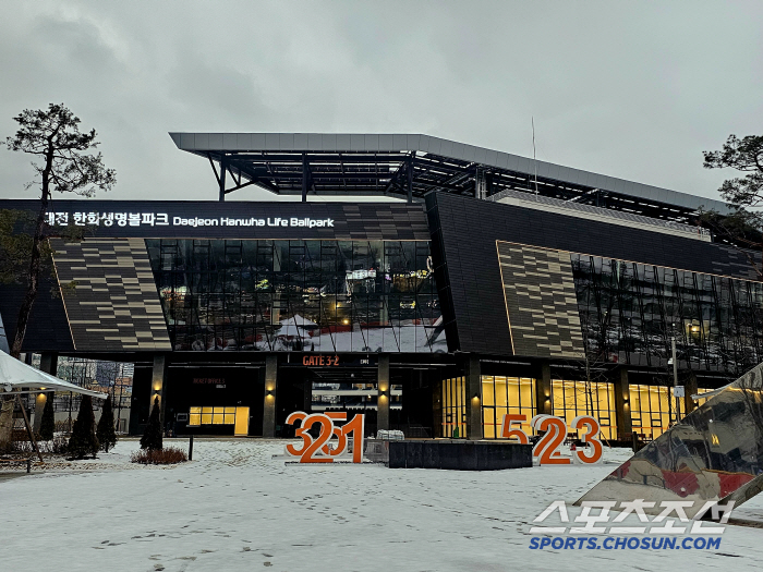 10,000 tickets have already been sold, but the exhibition game in Daejeon, where people were waiting for minus temperature and snow forecast, and the cold snap of the flower