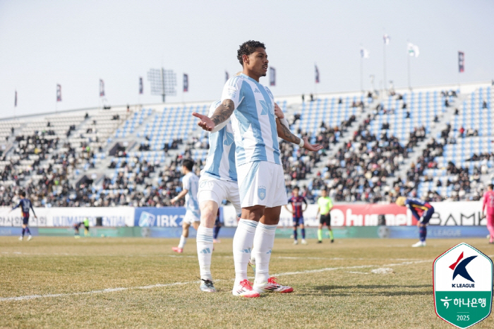 After Eric's debut goal, Ulsan, Suwon, and Chunshin Mango, Andersson Suwon, who went undefeated in 1 to 1 draw and 4 games, won a disappointing first victory!