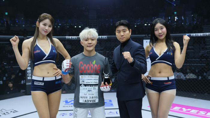 Ava Hair CEO Kim Sung-sik awards trophy to victorious Cho Joon-gun 