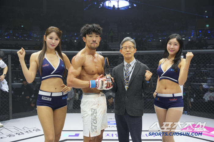 Director Jung Woo-moon of Wonju Jeong Hospital presents a trophy to Jang Hyun-jin, who won (Road FC)