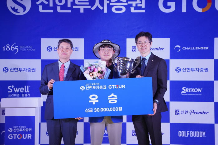 Even Kim Hong-taek in the world couldn't catch upThe first major trophy of the G Tour, rookie Yoon Seo-joon held it