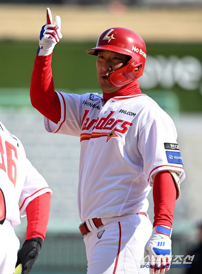 How can I win after making a mistake? Choi Jun-woo's final hit destroyed LG…SSG 7 to 1 Big win in revenge  Jung Dong-yoon's good pitching 