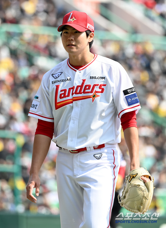 How can I win after making a mistake? Choi Jun-woo's final hit destroyed LG…SSG 7 to 1 Big win in revenge  Jung Dong-yoon's good pitching 