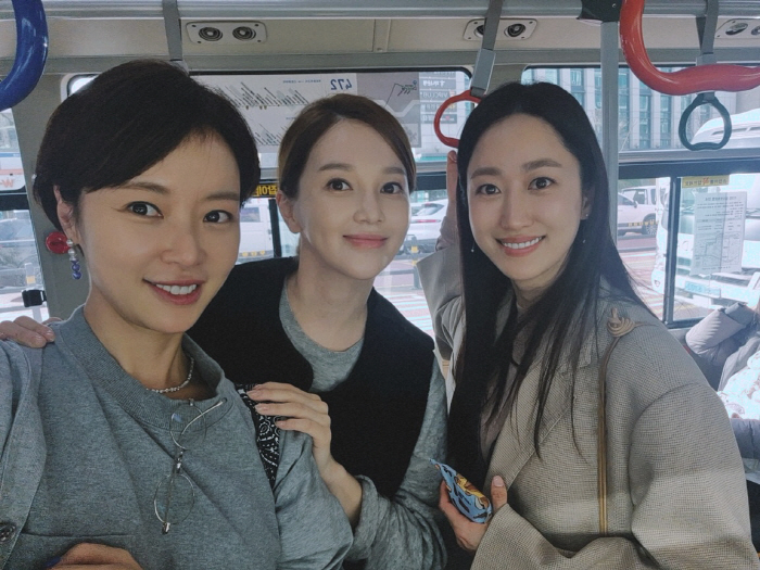 Hwang Jeong-eum dismisses rumors of discord with Ayumi, this time on a city bus date..With the small and pretty ones