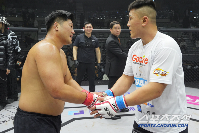 Instead of Kim Tae-in, he held out for the first round of his surprise appearance, Bae Kwon-Asol, but eventually lost to a heavyweight Japanese player. Kim Tae-in is sorry a continuation 