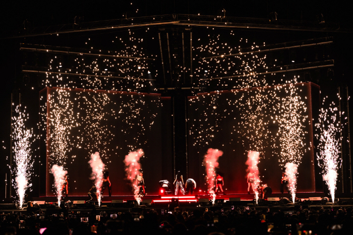 Jennie’s First Solo Concert Draws Mixed Reactions Over Short Runtime and Stage Production