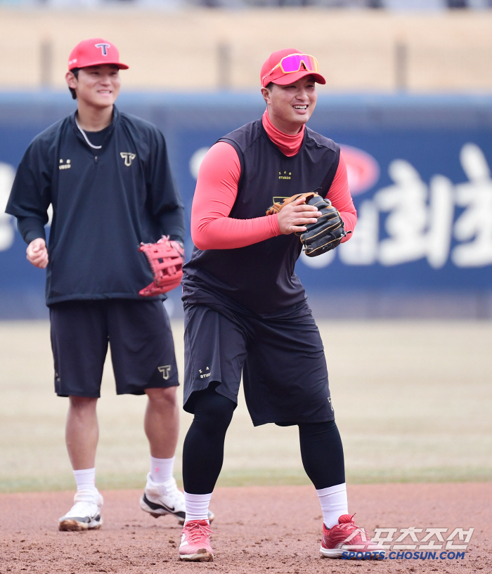 Kim Do-young, who is in great condition at 467, smiles naturally during training (Gwangju Field)