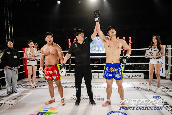 Kim Jun-hwa won the 2-1 decision and kept the champion's belt. MAX FC 10th Anniversary Competition Held Successfully