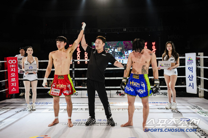 Kim Jun-hwa won the 2-1 decision and kept the champion's belt. MAX FC 10th Anniversary Competition Held Successfully