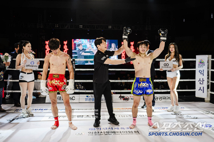 Kim Jun-hwa won the 2-1 decision and kept the champion's belt. MAX FC 10th Anniversary Competition Held Successfully