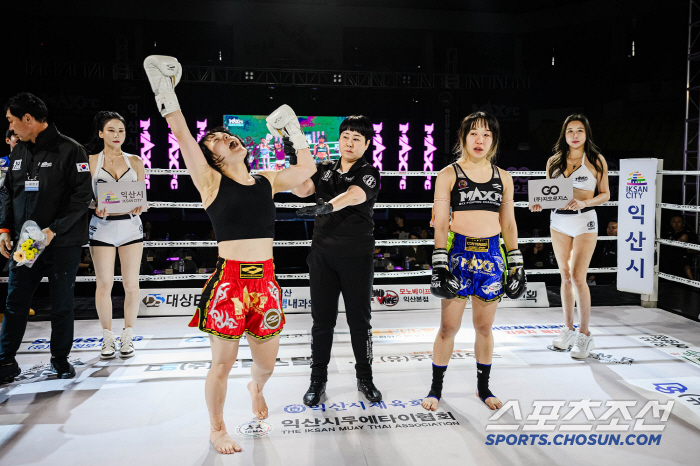 Kim Jun-hwa won the 2-1 decision and kept the champion's belt. MAX FC 10th Anniversary Competition Held Successfully