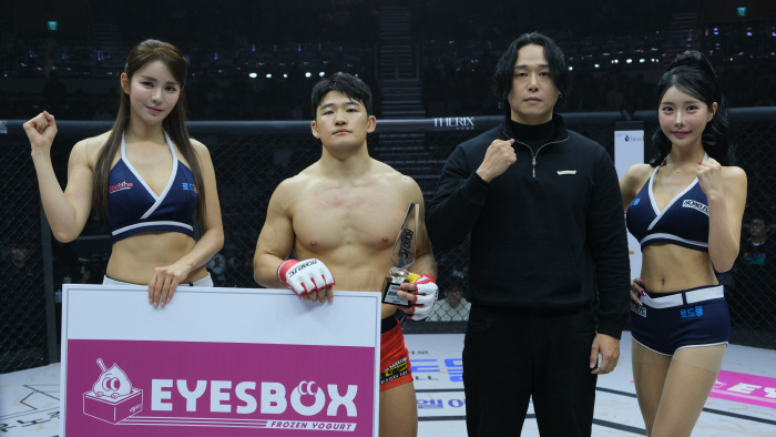 Kwangsung F&B CEO Kim Min-joon presents the trophy to Kim Hyun-woo, who won 