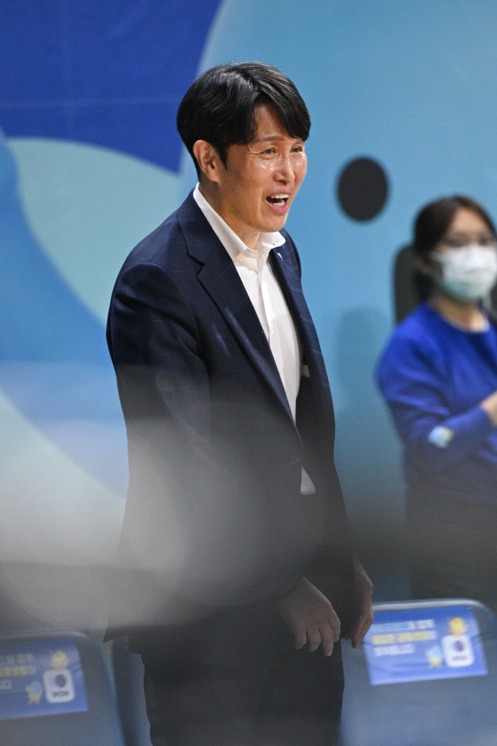  Director Wi Sung-woo of Woori Bank. Late in the day, I was trying to keep it, and I missed it