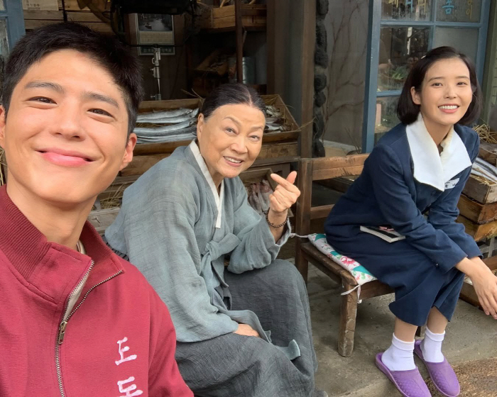 Park Bo-gum Shares Behind-the-Scenes Moments from 'When Life Gives You Tangerines’