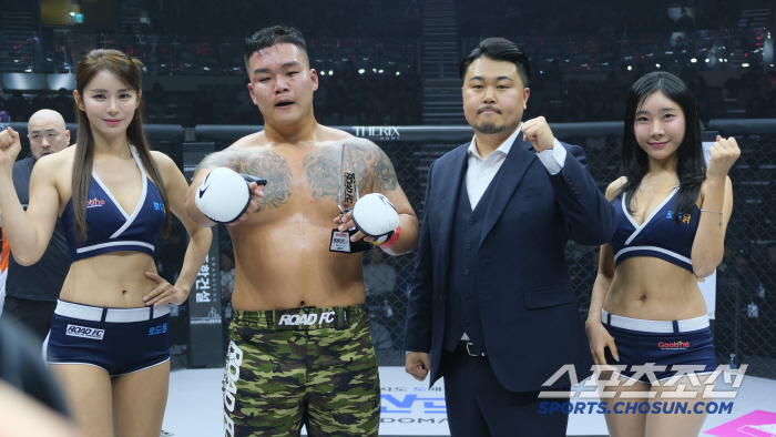 Road FC CEO Seo Deok-ho awards Lee Ho-jae a trophy 