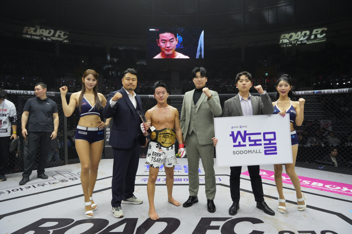 Road FC CEO Seo Deok-ho, Sodomol Kang Tae-gu, Director Son Yong-seok, and Lee Jung-hyun, who won the trophy 