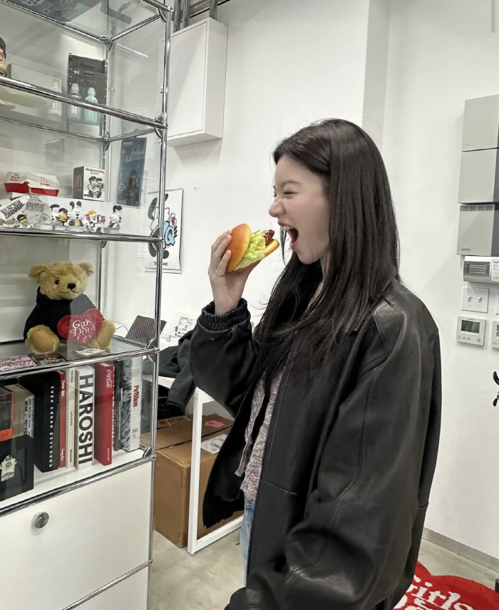  Go Yunjeong, were you hungry...Lovely pose with a hamburger model