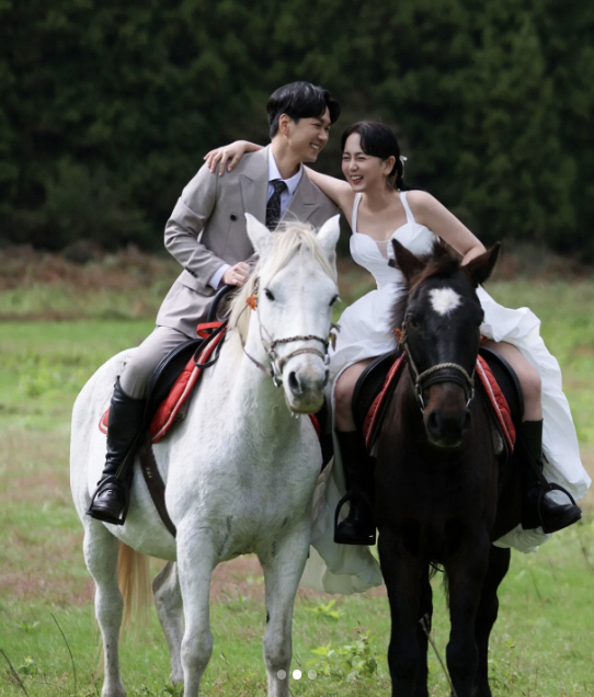 17-Year Lovers ♥ Kang Eun-bi walks around in her wedding dress and is a bride who has a great horse riding experience