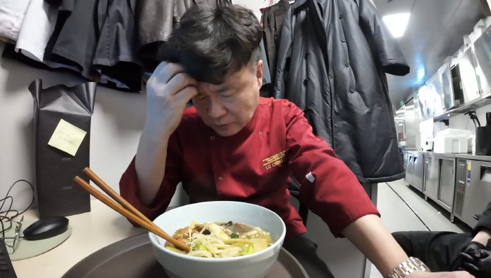 Chef Yeo Kyung-rae at the Chinese restaurant is harsh for his son..I'm struggling, but I'm upset that you don't admit it