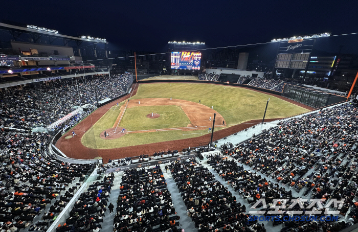 The first game of the new stadium stopped in the extreme cold...Hanwha wins 5 consecutive exhibition games after catching Samsung, Hanwha, the main character of No. 1 shot