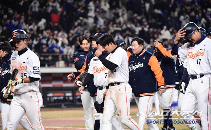 The first game of the new stadium stopped in the extreme cold...Hanwha wins 5 consecutive exhibition games after catching Samsung, Hanwha, the main character of No. 1 shot