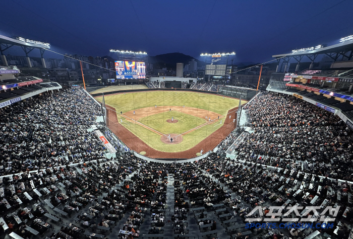 He hit his first at-bat home run since his debut, and as the main character of his first home run at the new stadium...It can be a page of history. It's nice