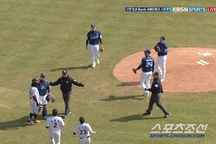 I thought the batter was ready. My delusion. Emotions are rising over the concern of injury. Park Hae-min is not ready, but Kim Tae-kyung throws → bench clearing. I don't think it'll look like it during the regular season