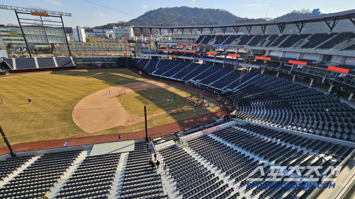 It went off from the first at-bat! The first home run of the new stadium, the leadoff is the main character...Hanwha's worries are all over the place