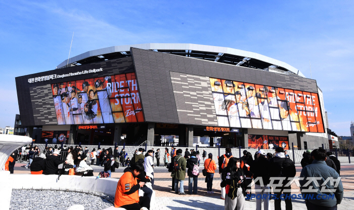 It went off from the first at-bat! The first home run of the new stadium, the leadoff is the main character...Hanwha's worries are all over the place