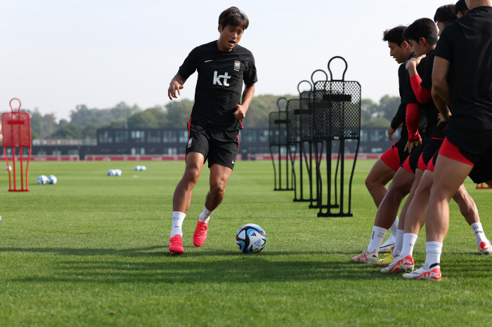  Coach Hong Myung-bo, who is out with Kim Min-jae's injury, has been selected as a substitute for FC Seoul's Kim Joo-sung...Captain Son Heung-min returns home today (17th)