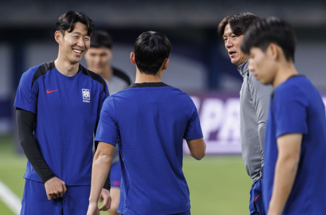  Coach Hong Myung-bo, who is out with Kim Min-jae's injury, has been selected as a substitute for FC Seoul's Kim Joo-sung...Captain Son Heung-min returns home today (17th)