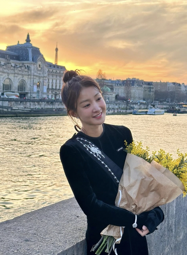  Lee Si-young announces shock divorce..I want to see how emaciated I am in Paris. I wish I was peaceful every day